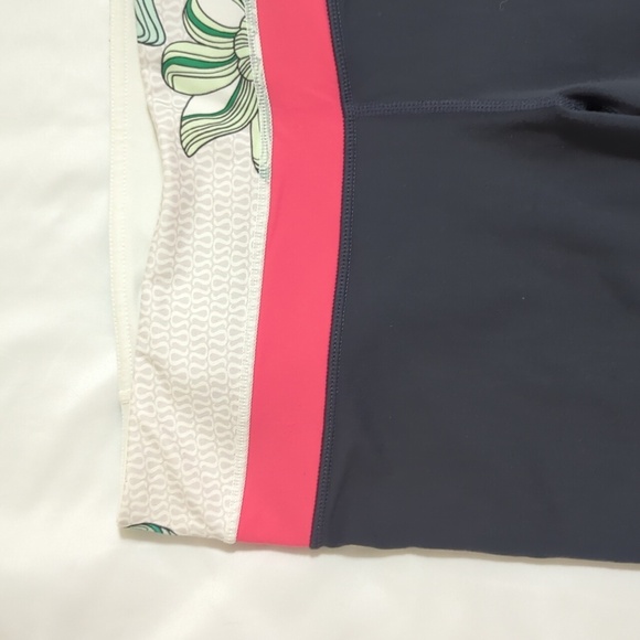 Lululemon Groove Crop, Color Gray/Pink/White Size 8 - Picture 3 of 15